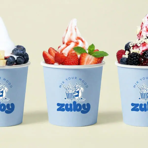Mavi bardakta çilekli frozen yoğurt
